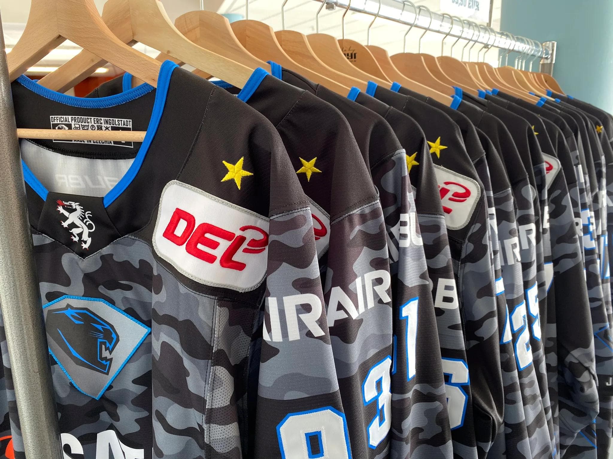 Die Camo-Trikots sind heute auch am Fanshop erhältlich...