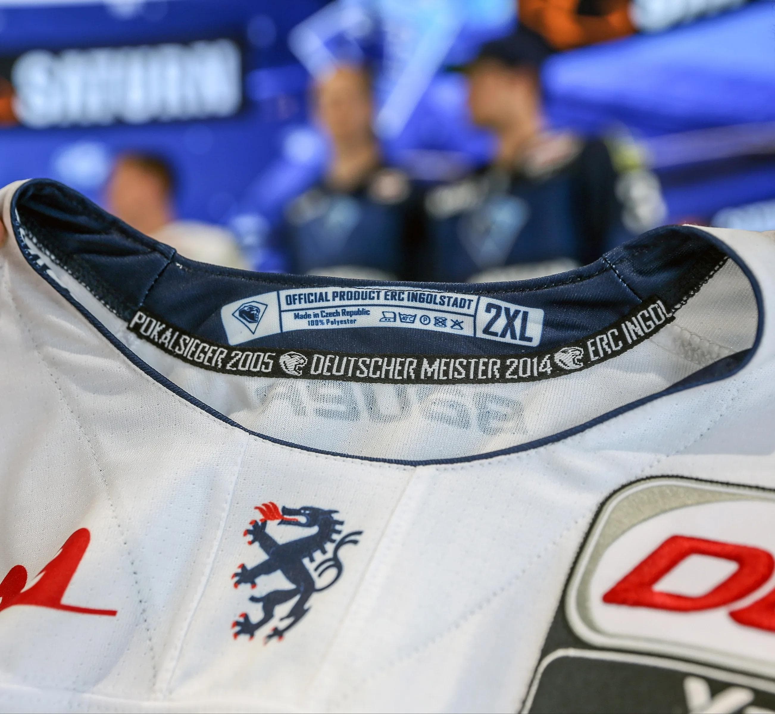 Das Authentic-Trikot ist mit einem verstärkten Kragen und Necktape ausgestattet. Dieses trägt die beiden großen Titel des ERC. (Foto: Bösl)