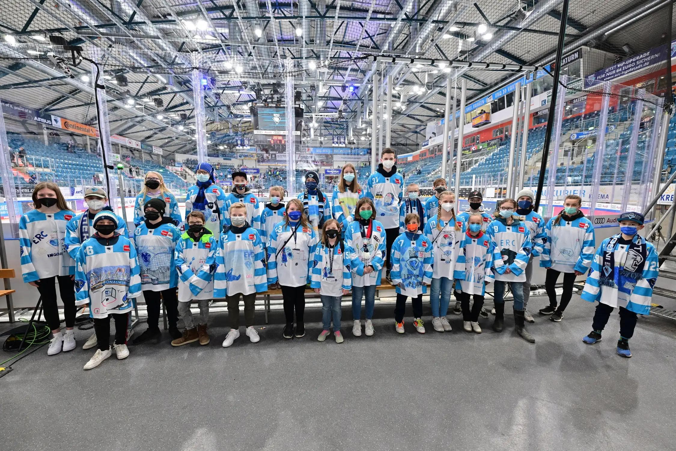 Die Gewinner der Malaktion konnten das Warmup direkt am Eis verfolgen.
Foto: Johannes TRaub/JT-Presse.de