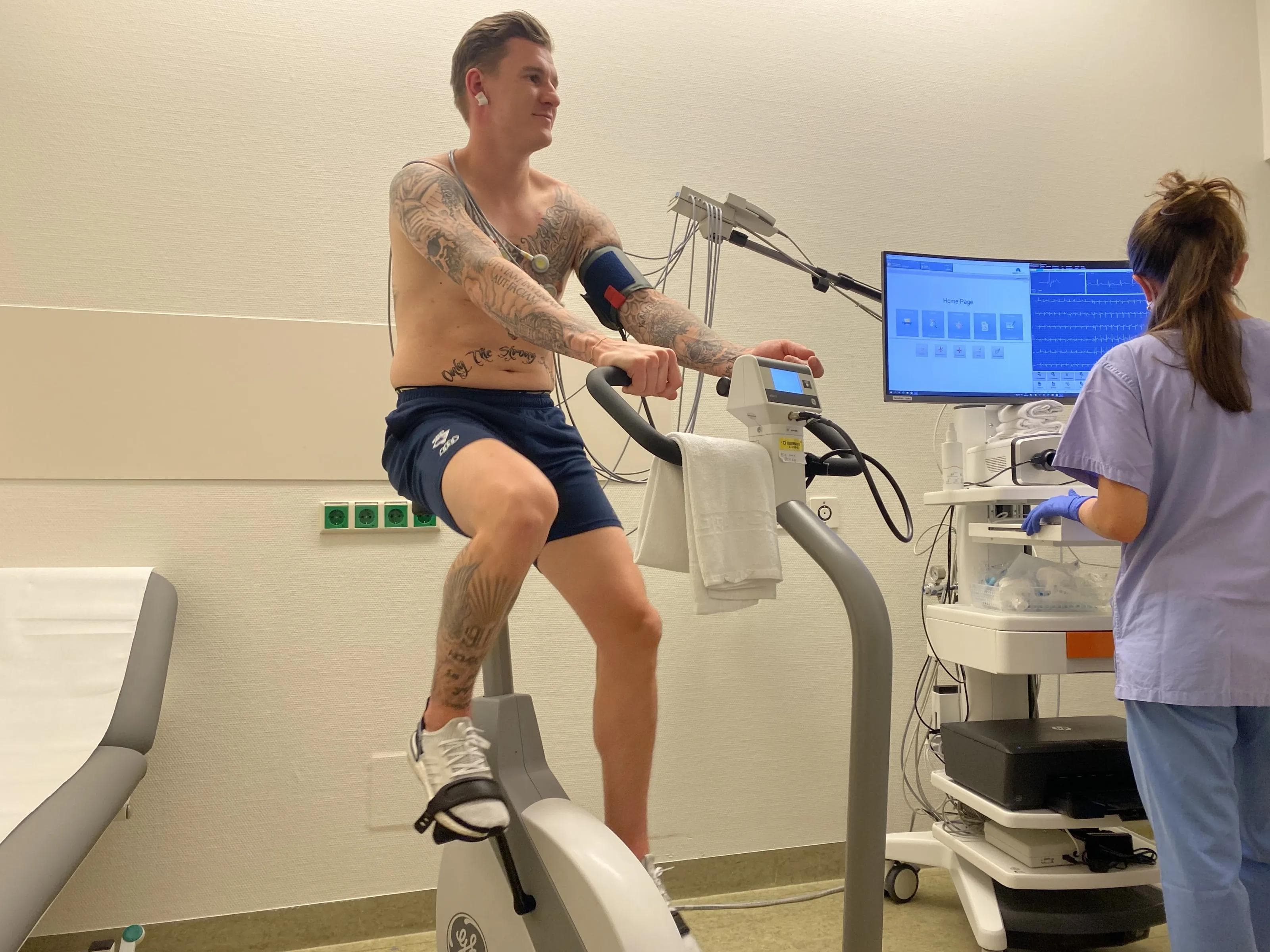 Jerome Flaake strampelte auf dem Fahrrad beim Belastungs-EKG.
