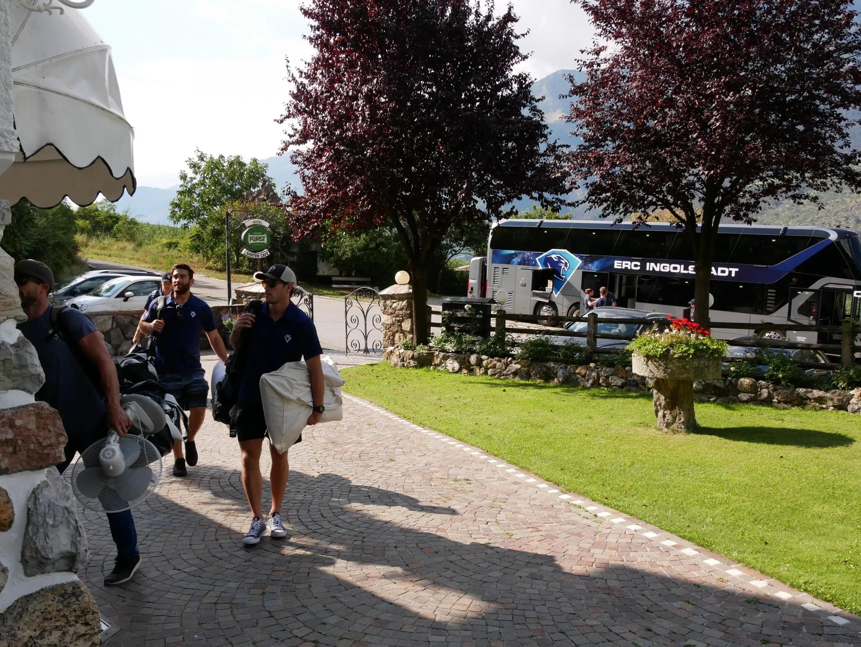 Gestern kamen die Spieler in Latsch an und bezogen im Mannschaftshotel Quartier...