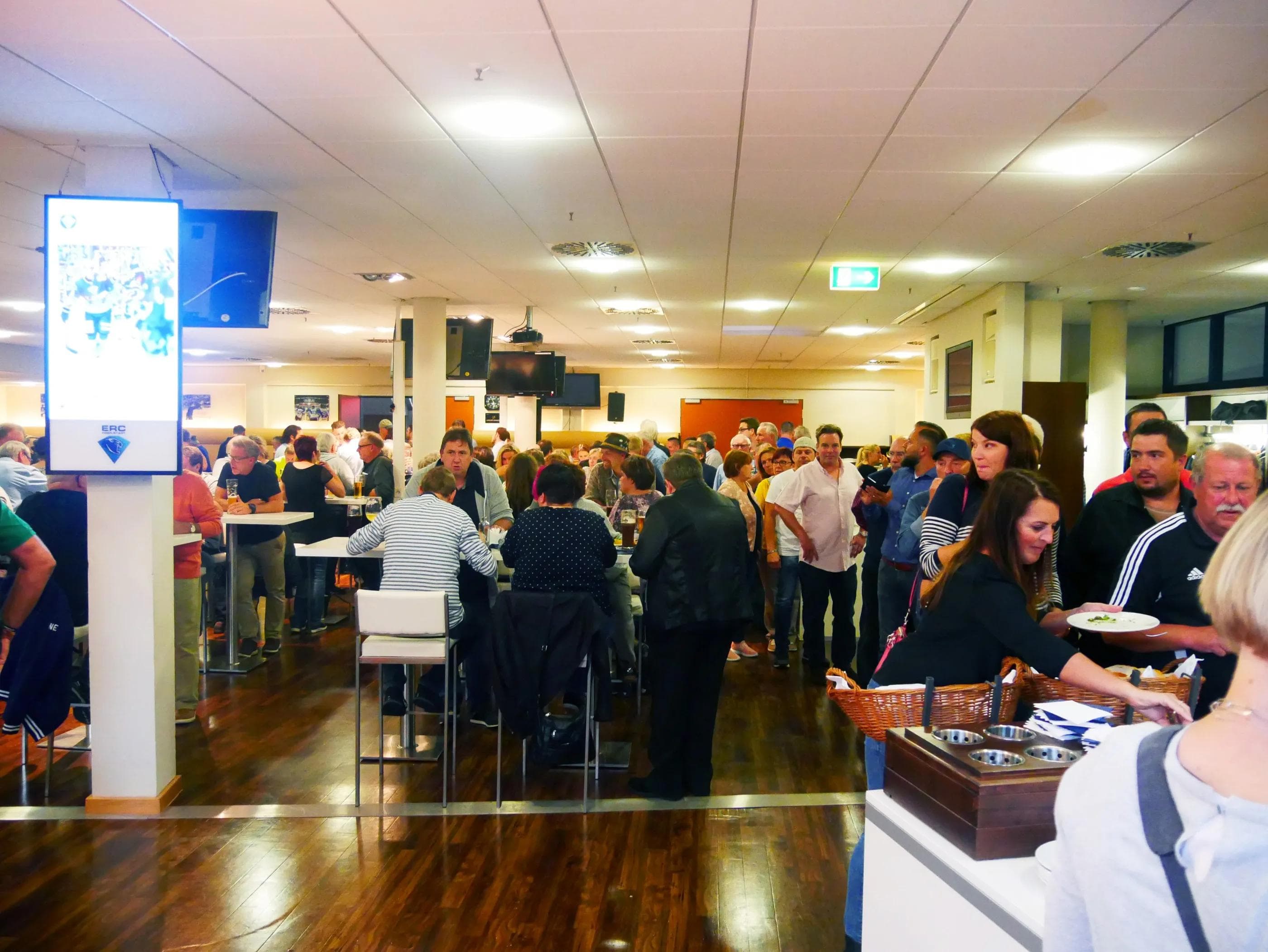 In der VIP-CLub Lounge der Saturn-Arena versammelten sich über 250 Goldkartenbesitzer, um einen schönen Abend mit den ERC-Profis zu verleben.
