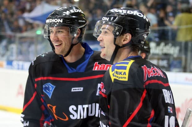 Tyler Bouck und Pat Kavanagh legten sich gegenseite jeweils ein Tor auf. Foto: Stefan Bösl - www.kbumm.de