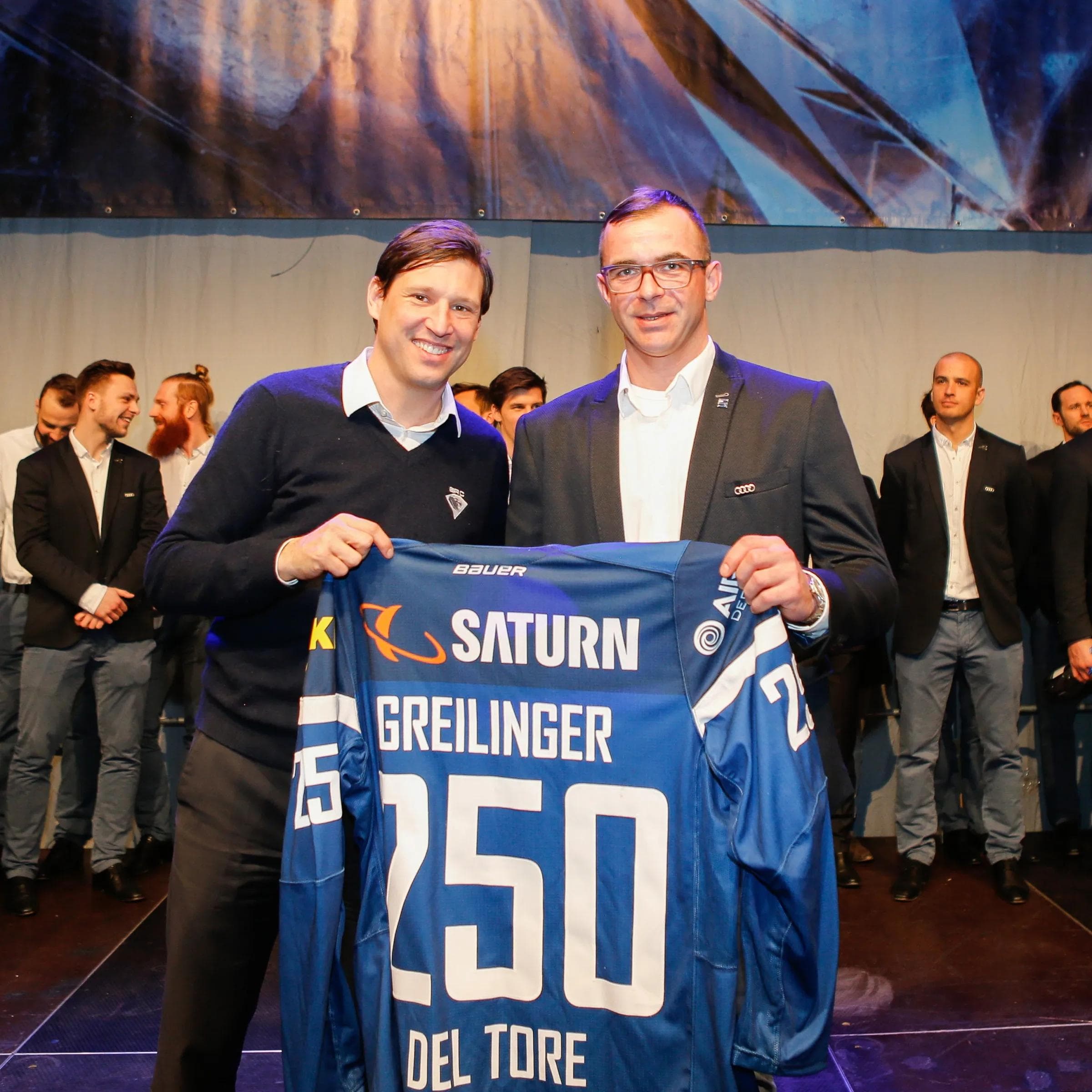 Thomas Greilinger wurde für sein 250. DEL-Tor, das er in dieser Spielzeit geschossen hat, ausgezeichnet. Foto: Strisch / st-foto.de