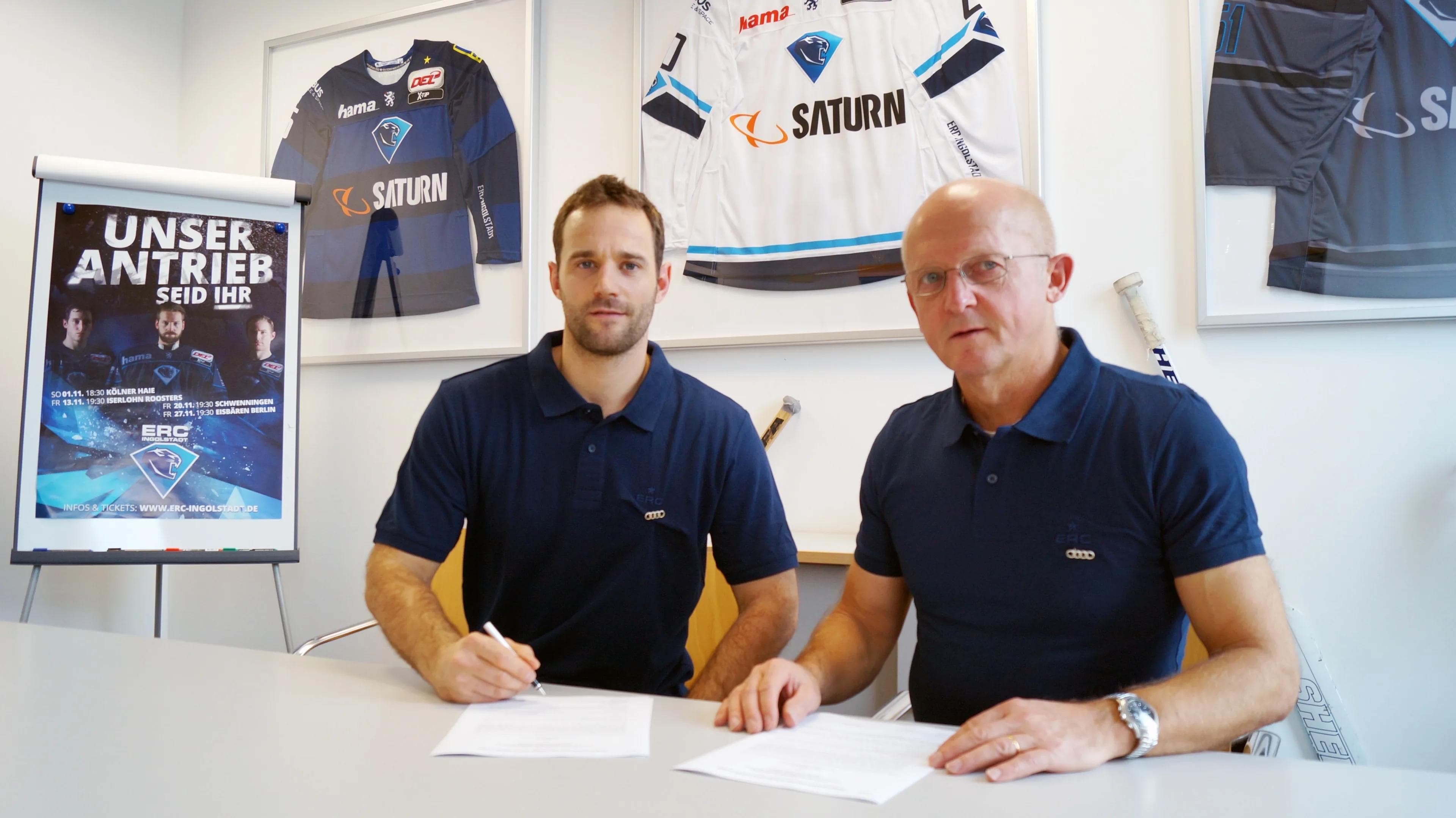 Dustin Friesen (links) unterzeichnete mit Sportdirektor Jiri Ehrenberger den neuen Vertrag.