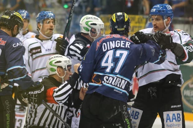 Wie so oft im Derby wurde es auch diesmal hin und wieder etwas ruppiger. Foto: Stefan Bösl - www.kbumm.de