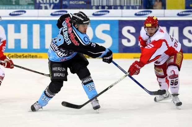 Thomas Greilinger gab hier die Vorlage zum Tor von Ast. Foto: kbumm