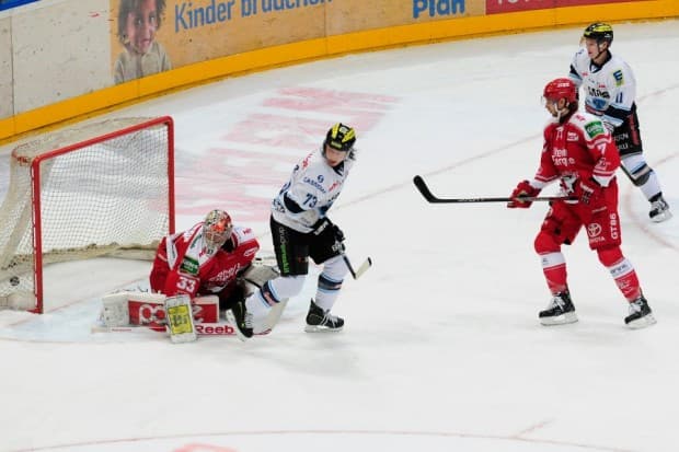 Sean O`Connor verdeckt Danny aus den Birken die Sicht und Joe Motzko trifft.