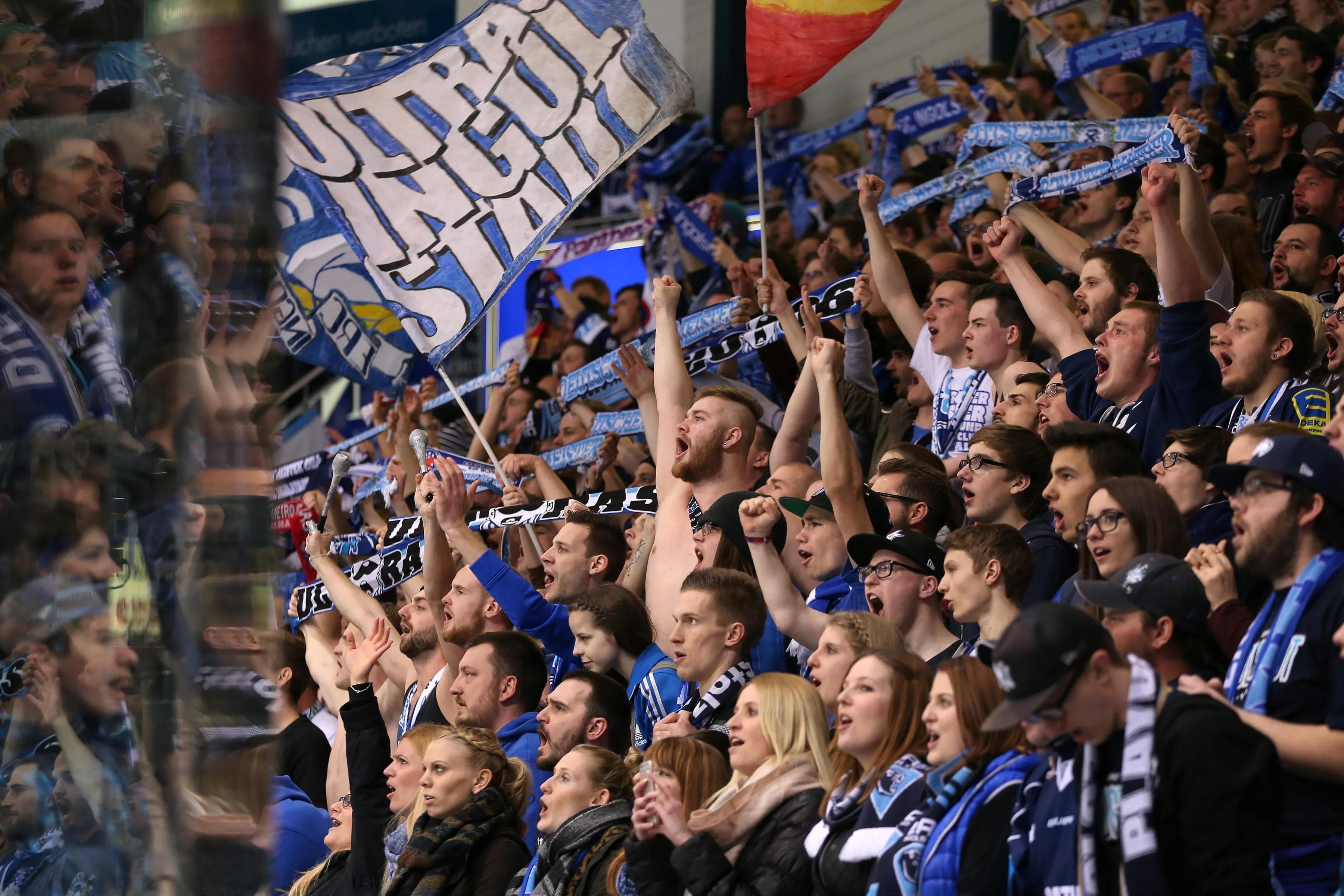 Tolle Tage in der Saturn Arena für alle Eishockeyfans! Foto: Stefan Bösl / kbumm.de