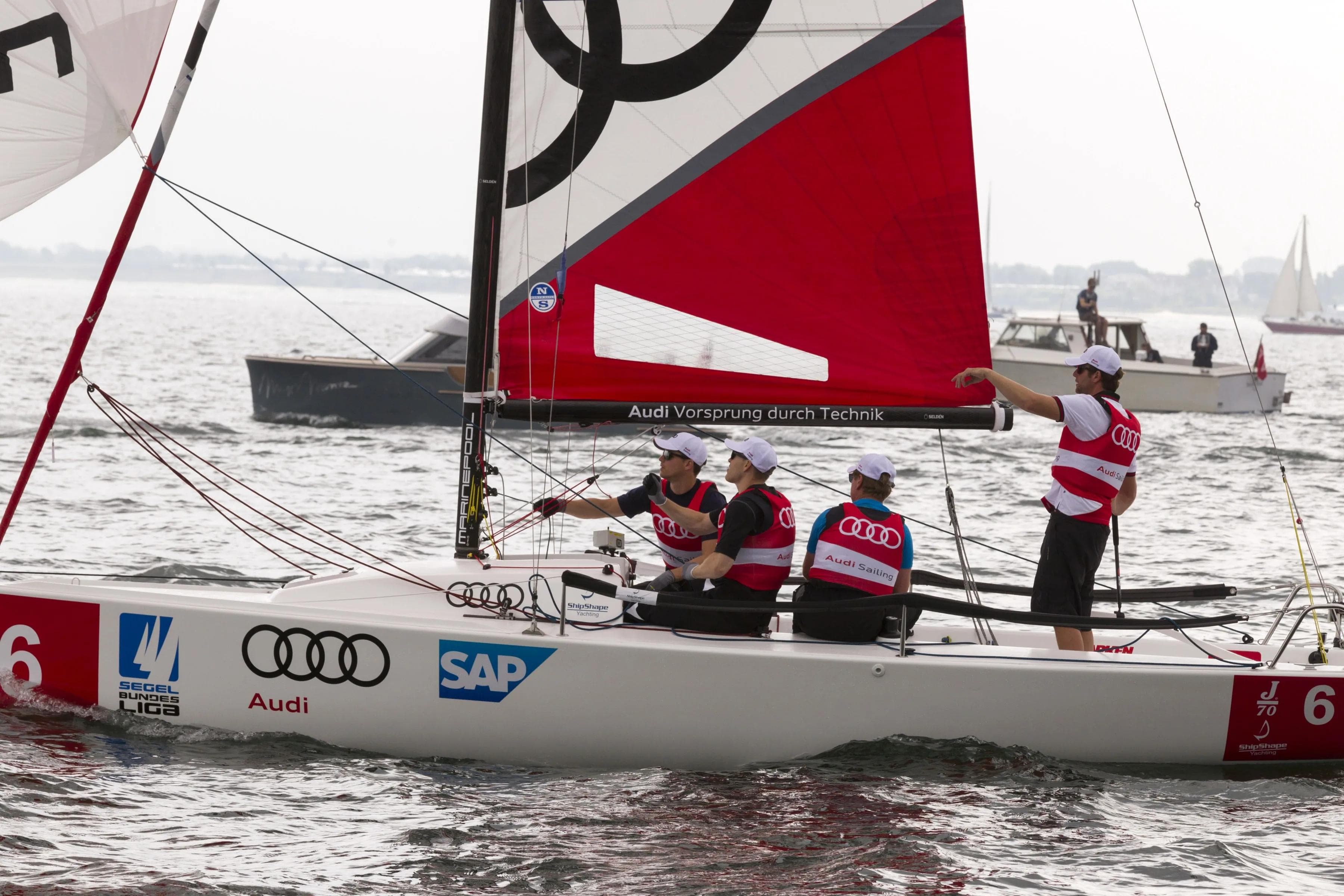Benedikt Kohl, Benedikt Schopper und Peppi Heiss mit ihrem Skipper während des Audi ultra Cups 2016 // Foto: Ainhoa Sanchez
