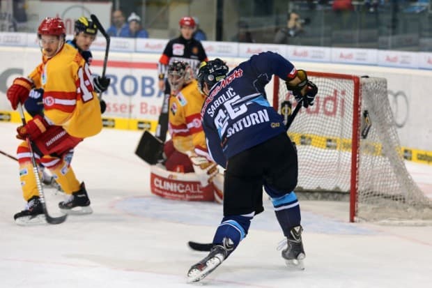 Robert Sabolic erzielt hier das 1:0 in Überzahl. Foto: Stefan Bösl - www.kbumm.de
