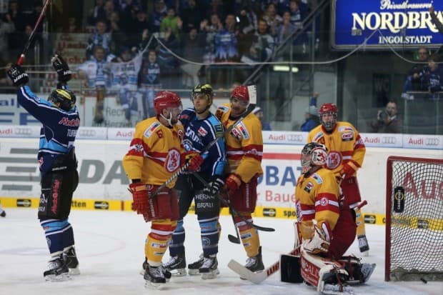Jubel über das Tor zum 2:0 von John Laliberte. Foto: Stefan Bösl - www.kbumm.de