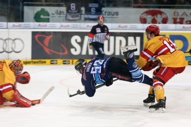 Das schönste Tor des Abends erzielte Patrick Hager mit einem Solo im Fallen. Foto: Stefan Bösl - www.kbumm.de