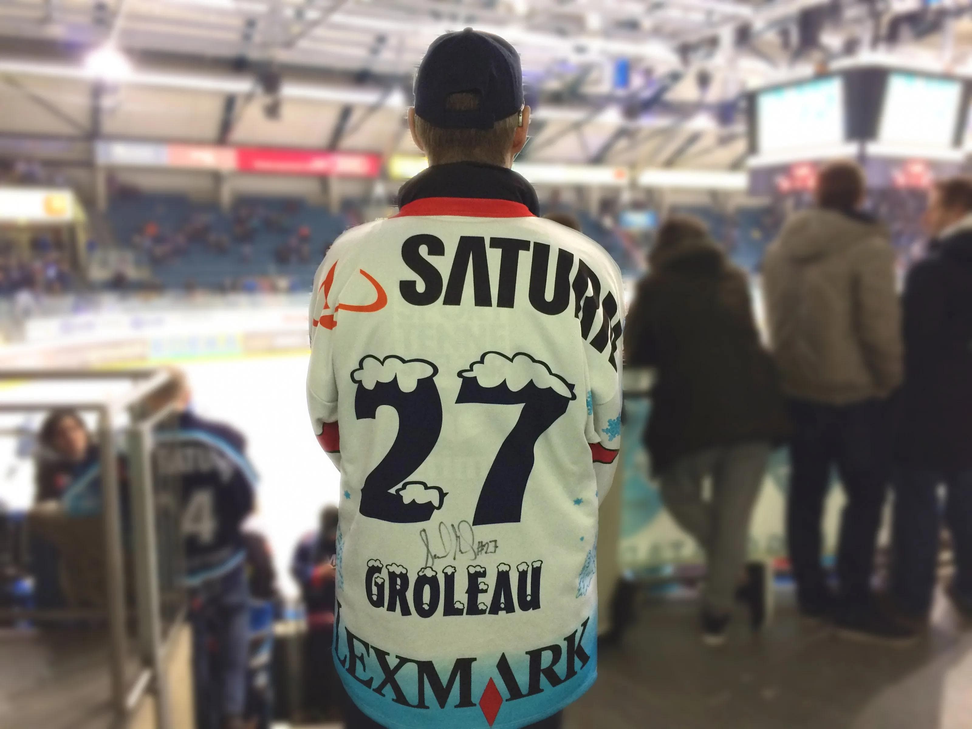 Alexander hat ein besonderes Trikot samt Unterschrift.