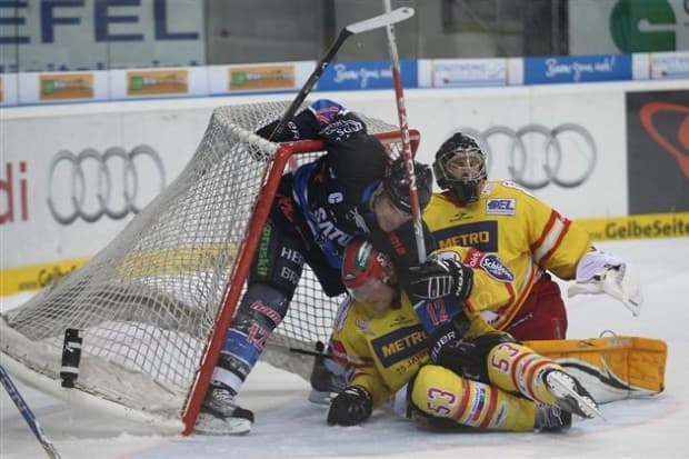 DEG-Verteidiger Jason Holland sorgte für den Ausgleich zum 2:2 gegen seinen Ex-Verein. Foto: Stefan Bösl - www.kbumm.de