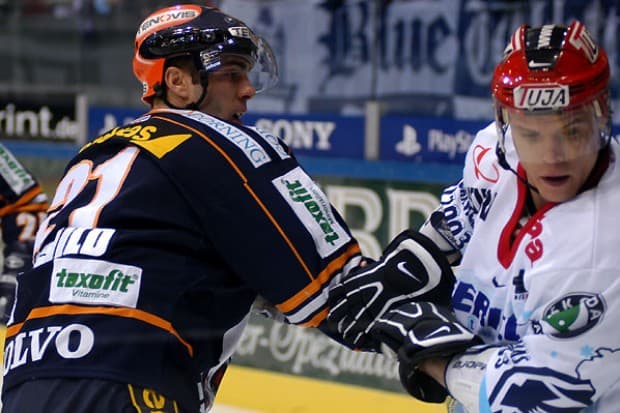 Zweikampf zwischen Fairchild und Ficenec (Fotos: Hockey-Press)