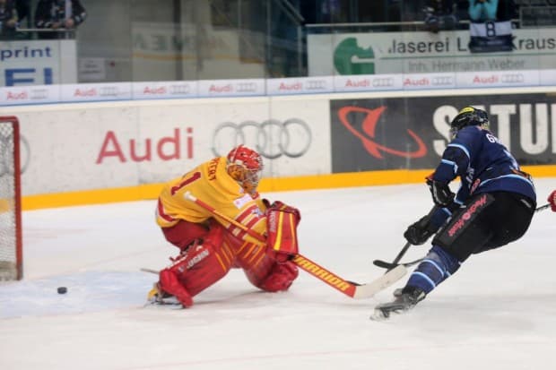 Thomas Greilinger, der Mann des Abends schiebt hier Bobby Goepfert die Scheibe zum 2:0 durch die Beine. Foto: Stefan Bösl - www.kbumm.de