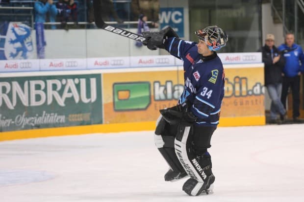 Ian Gordon feierte nach seinem Shut-Out mit den Fans. Foto: Stefan Bösl - www.kbumm.de