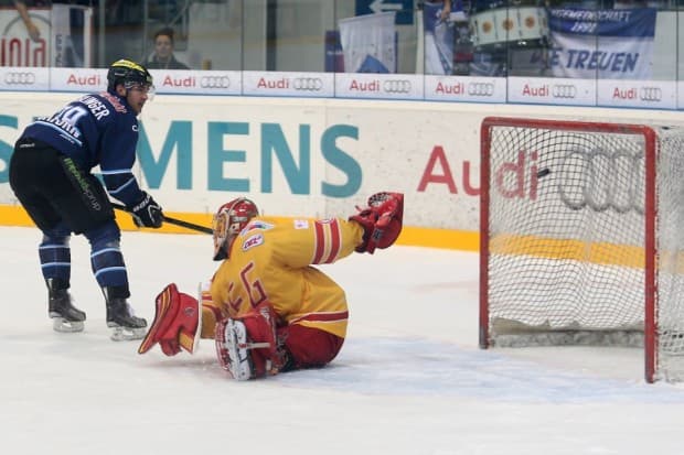 29 Sekunden vor Schluss machte Thomas Greilinger mit dem 5:0 seinen Hattrick perfekt. Foto: Stefan Bösl - www.kbumm.de