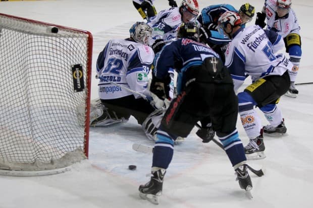 Das 4:2 (Game Winning Goal) durch Travis Turnbull. Foto: Jürgen Meyer - www.kbumm.de