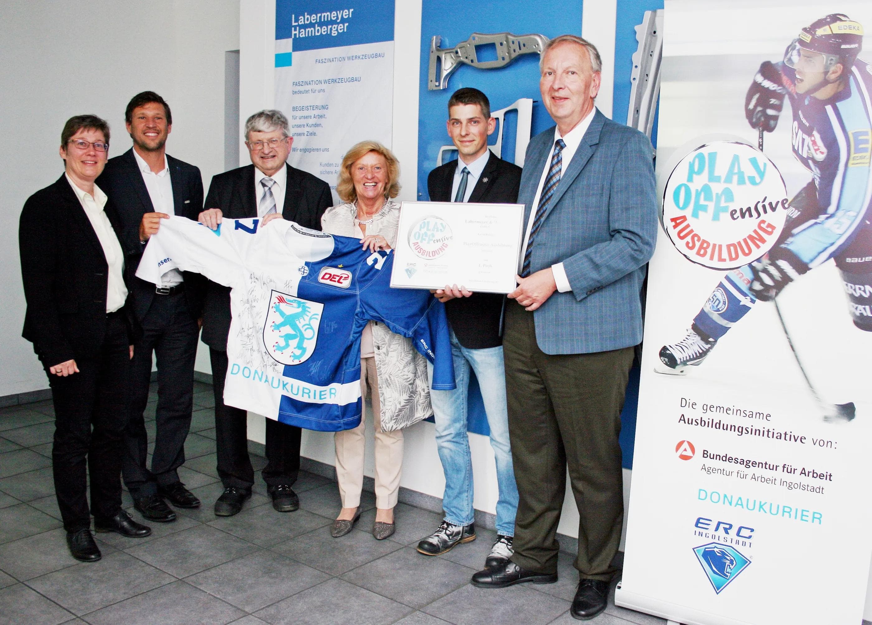 Ein signiertes Panther-Trikot als Preis für tolle Berufsausbildungsarbeit: (von links) Astrid Kutz (Agentur für Arbeit), Claus Gröbner (ERC Ingolstadt), Lydia Nißl (Donaukurier) und Manfred Jäger (Agentur für Arbeit) entgegen. Foto: Agentur für Arbeit
