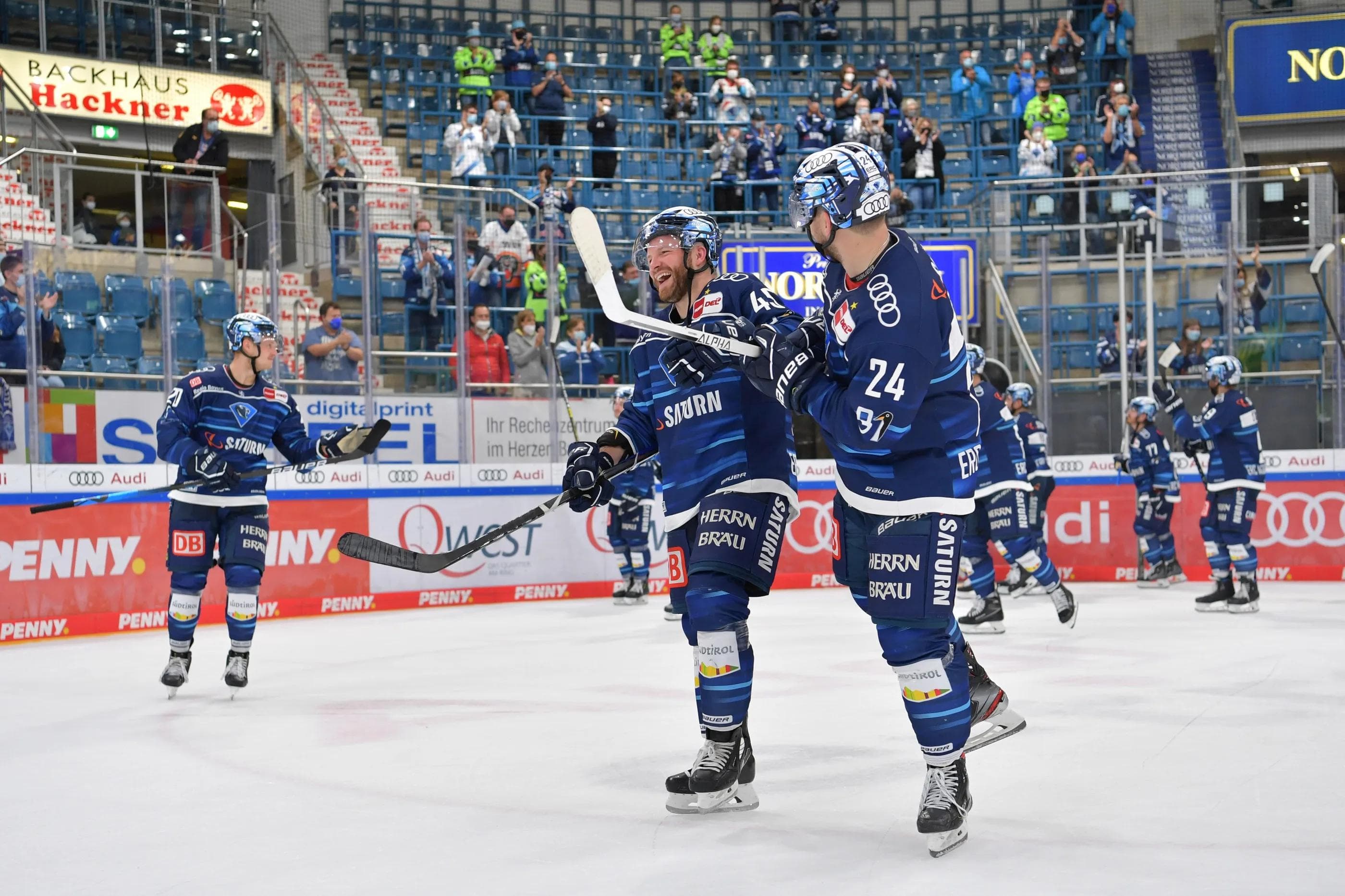 Brandon Defazio und Ben Marshall haben Spaß auf der Ehrenrunde. Foto: JT-Presse.de.