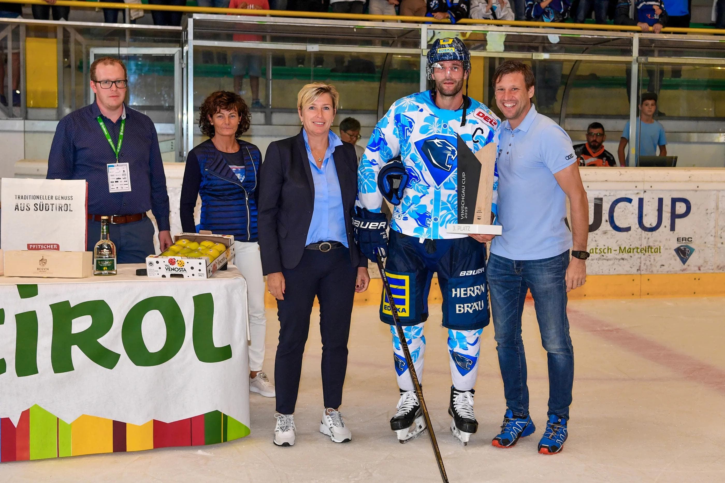 Dustin Friesen bekommt von ERC-Geschäftsführer Claus Gröbner  den Pokal überreicht.
Foto: Johannes TRAUB / JT-Presse.de