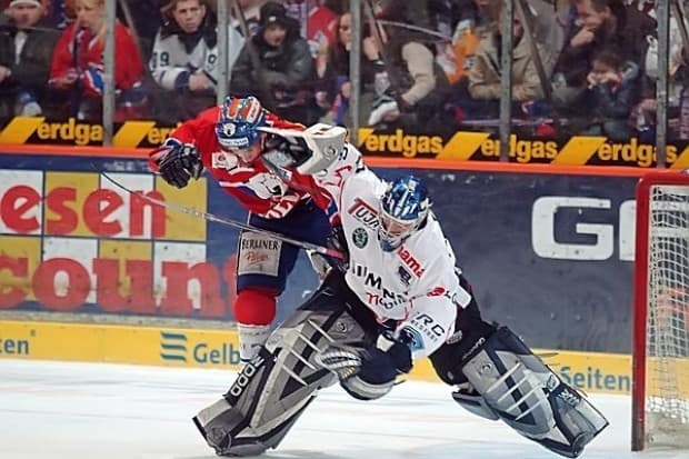 Für dieses Foul kassiert Alex Barta 2 Minuten