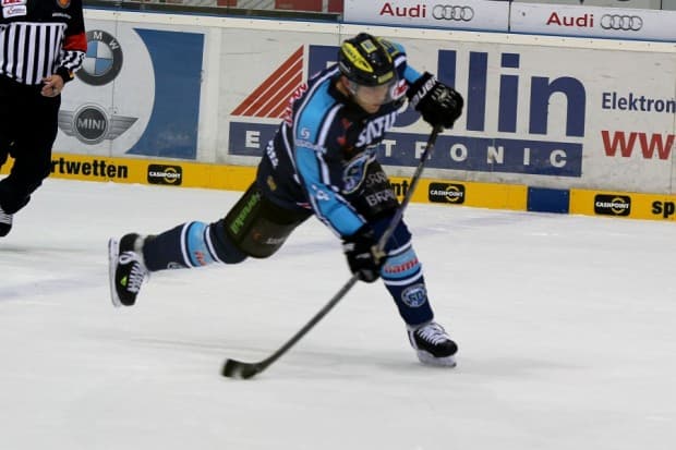 Tim Conboy schoss den ERC gut drei Minuten vor Ende zum Sieg in Mannheim. Foto: Jürgen Meyer - www.kbumm.de