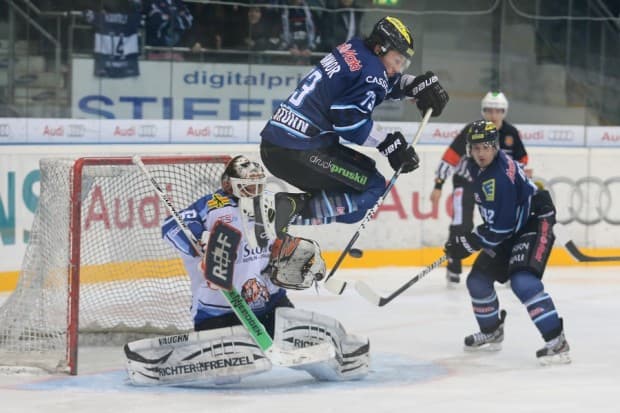 Bei diesem Distanzschuss konnte Gäste-Goalie Jason Bacashihua nicht überwunden werden. Foto: Stefan Bösl - www.kbumm.de