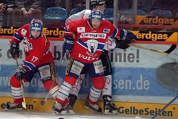 Derek Walser und Stefan Ustorff blockieren Cameron Mann
