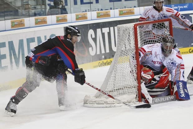 Ben Clymer versucht sich per Bauerntrick am starken DEG-Goalie Jean-Sebastian Aubin. Foto: Florian Staron - www.kbumm.de
