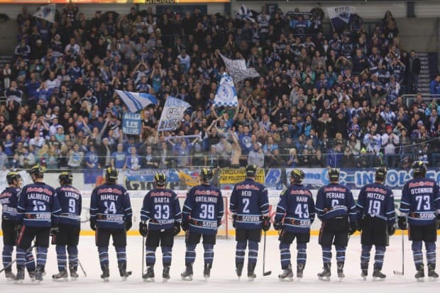 Nach dem Spiel feierten die Panther-Cracks mit den Fans. Foto: Stefan Bösl - www.kbumm.de