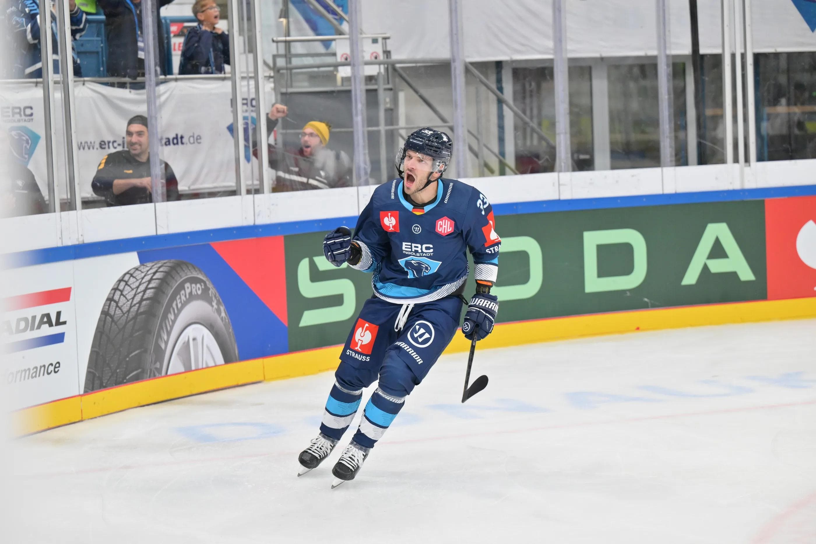 Freude bei Charles Bertrand und dem ERC. Die Panther stehen im CHL-Achtelfinale.
Foto: Johannes Traub/JT-Presse.de
