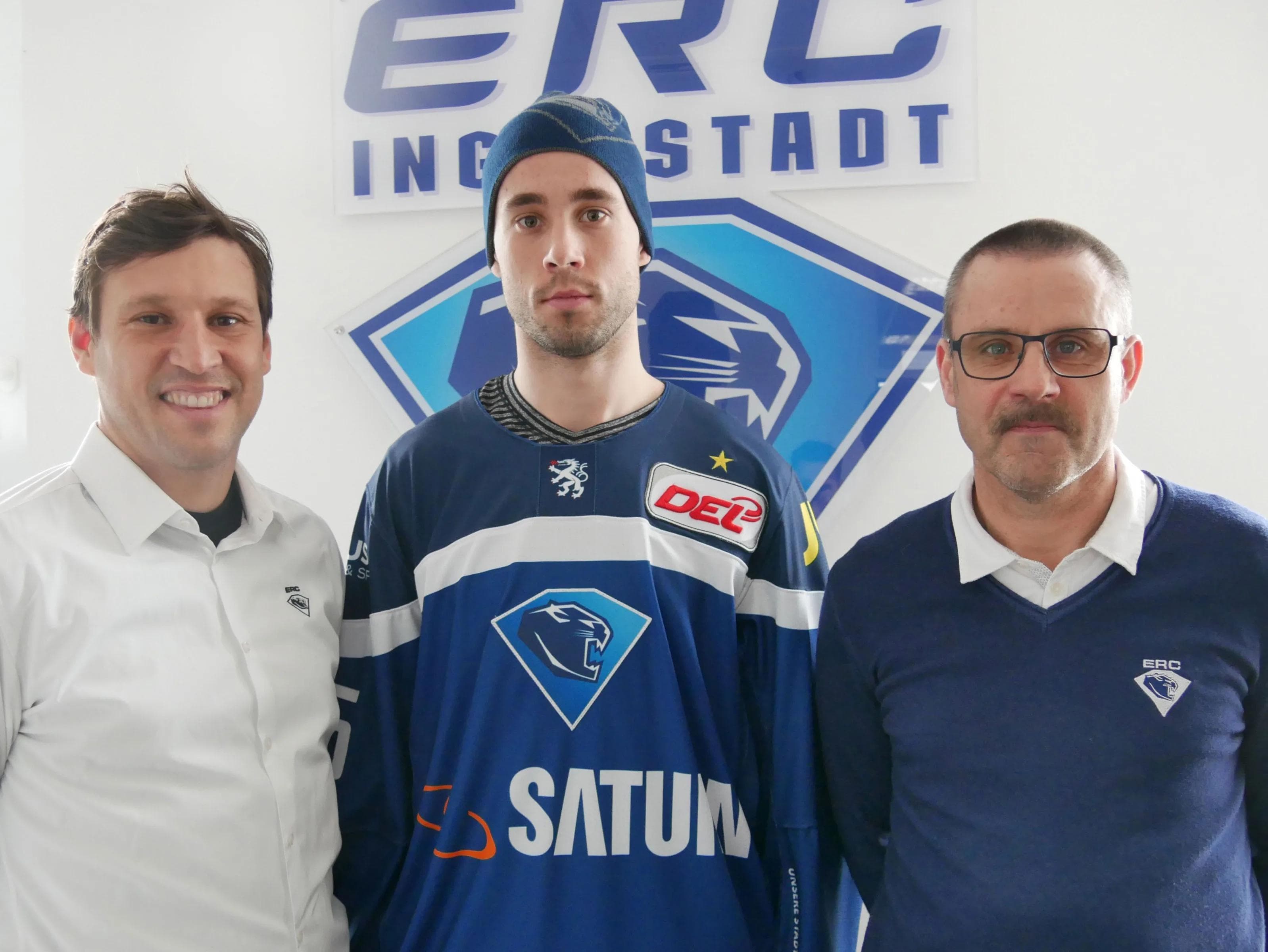 Willkommen beim ERC, Brett Bulmer. Geschäftsführer Claus Gröbner (links) und Trainer Tommy Samuelsson (rechts) begrüßen ihn.