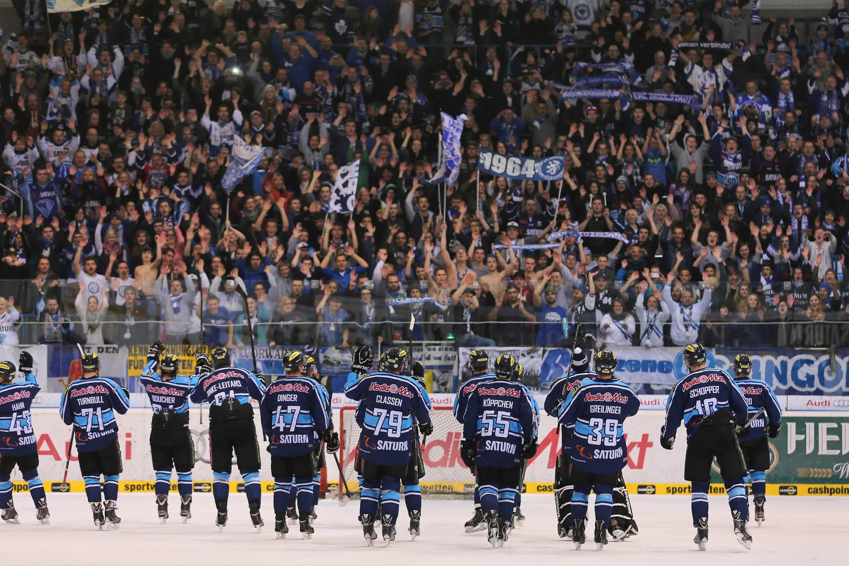 11:2 gegen Schwenningen - der ERC Ingolstadt feierte am 12. Januar 2014 seinen Rekordsieg. Die Fans feierten mit den Panthern nach dem Spiel. Foto: Stefan Bösl / kbumm.de