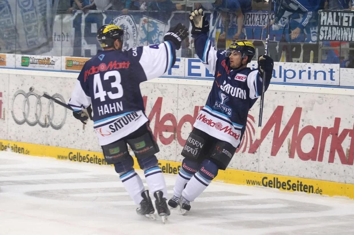 Ross (rechts) und Derek Hahn waren mehrere Jahre die Spielgestalter der Panther. Foto: Stefan Bösl - www.kbumm.de