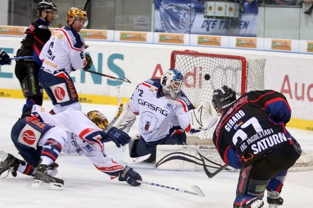 Rick Girard schießt auf Zuspiel von Bob Wren zum 2:2 Ausgleich ein. Foto: Stefan Bösl - www.kbumm.de