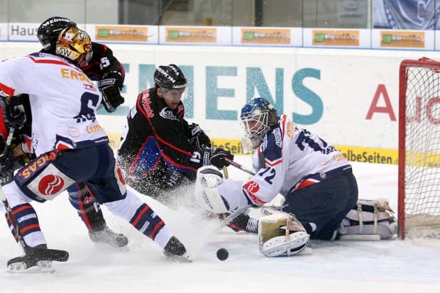 Joe Motzko scheitert an Eisbären-Torhüter Rob Zepp. Foto: Stefan Bösl - www.kbumm.de