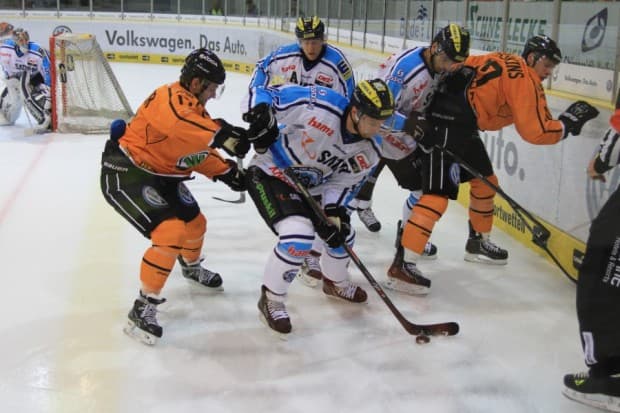 Buchstäblich bis zur letzten Minute war das Spiel heiß umkämpft. Foto: Dirk Spicher