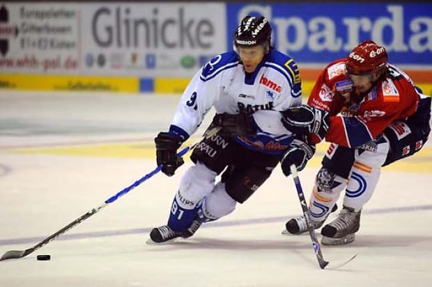 Harter Zweikampf um den Puck zwischen Rene Röthke und Alexander Heinrich
