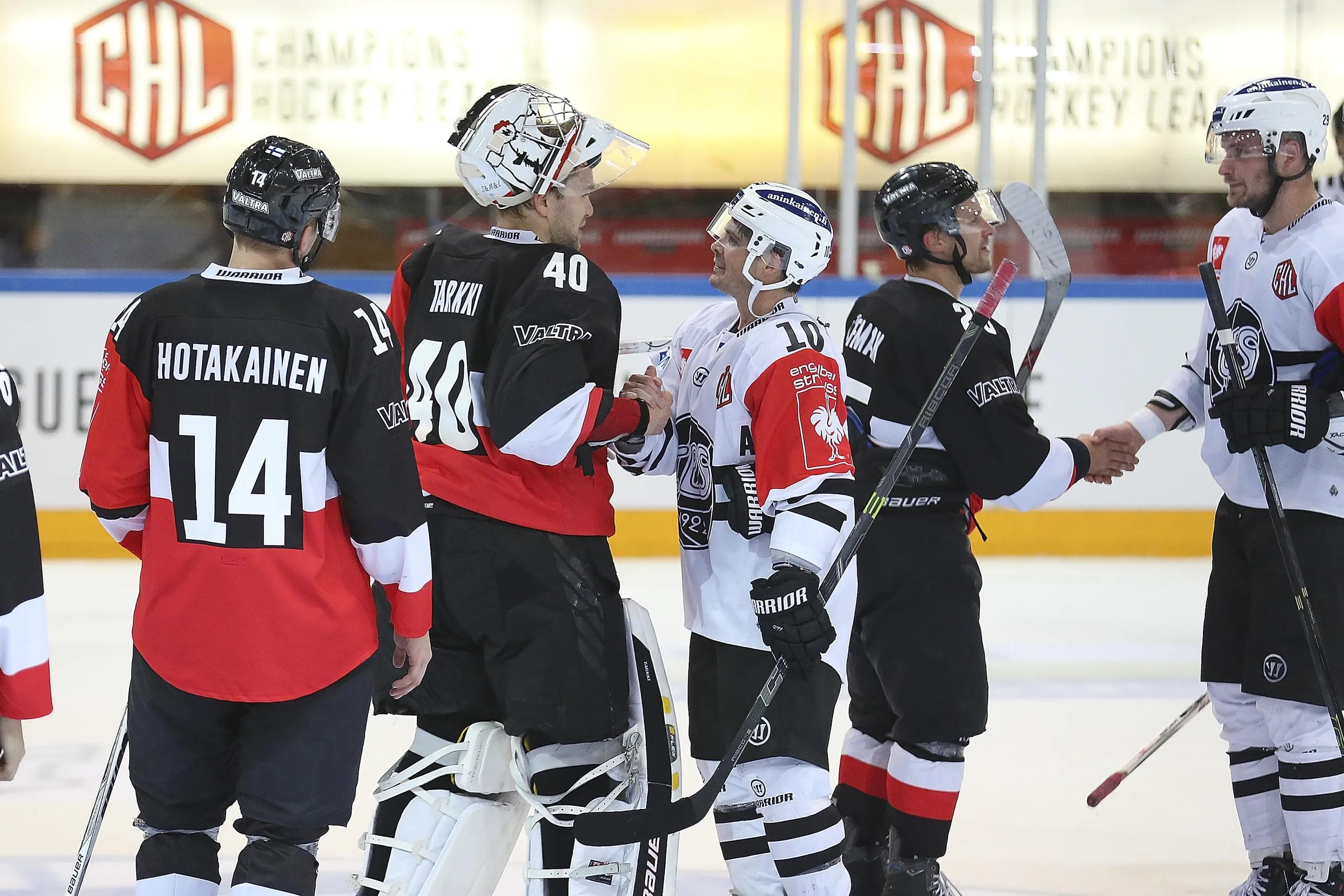 JYP Jyvaskyla und TPS Turku lieferten sich im finnischen Duell einen harten Kampf und trennten sich schiedlich, friedlich 2:2. Im Rückspiel ist alles offen. Foto: JYP Jyvaskyla/Champions Hockey League via Getty Images)