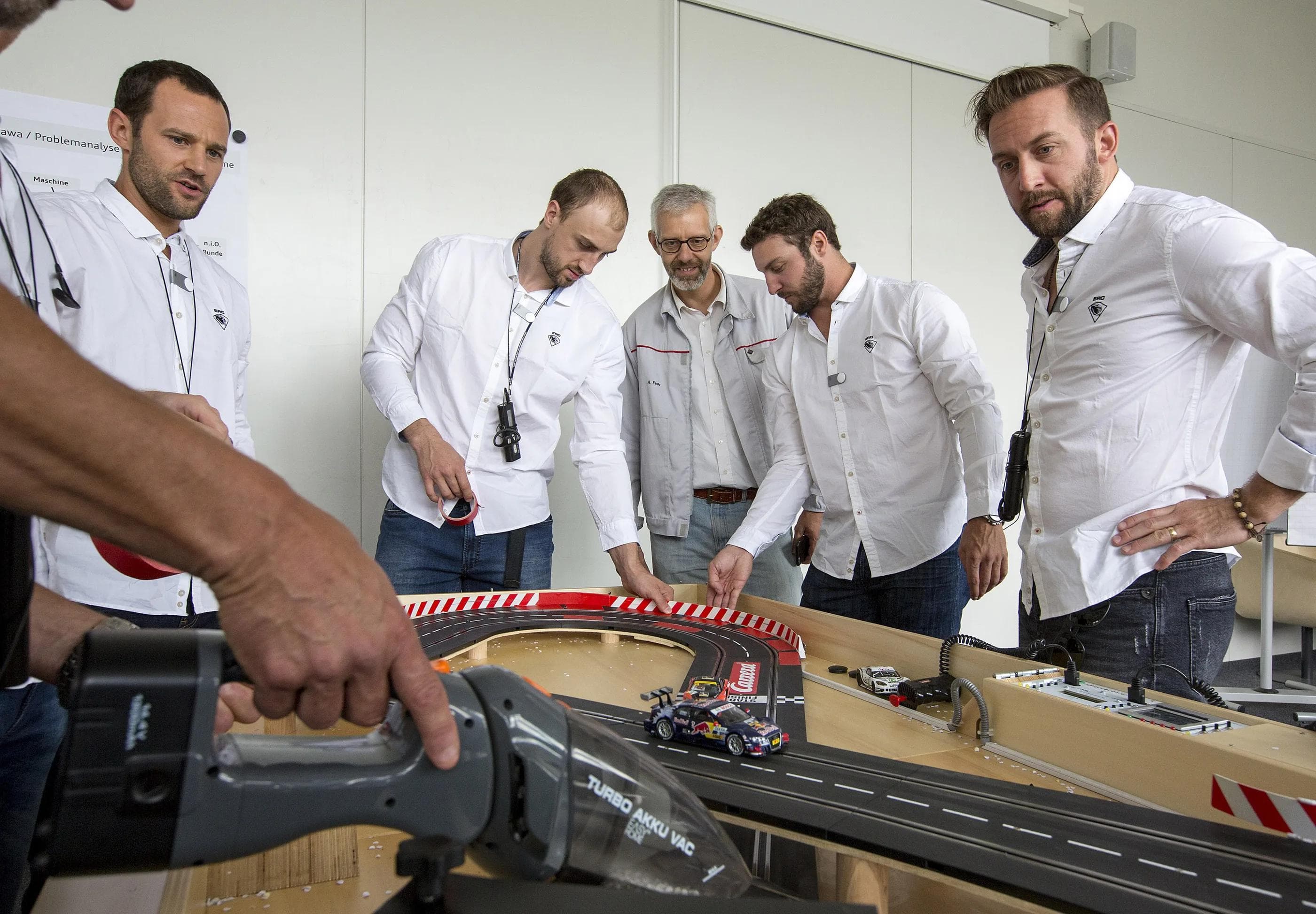 Wer schafft die schnellste Runde? Auch die Carrera-Bahn mit den Miniatur-R8s war Teil der Teambuilding-Maßnahme. Foto: Stefan Sauer / Audi