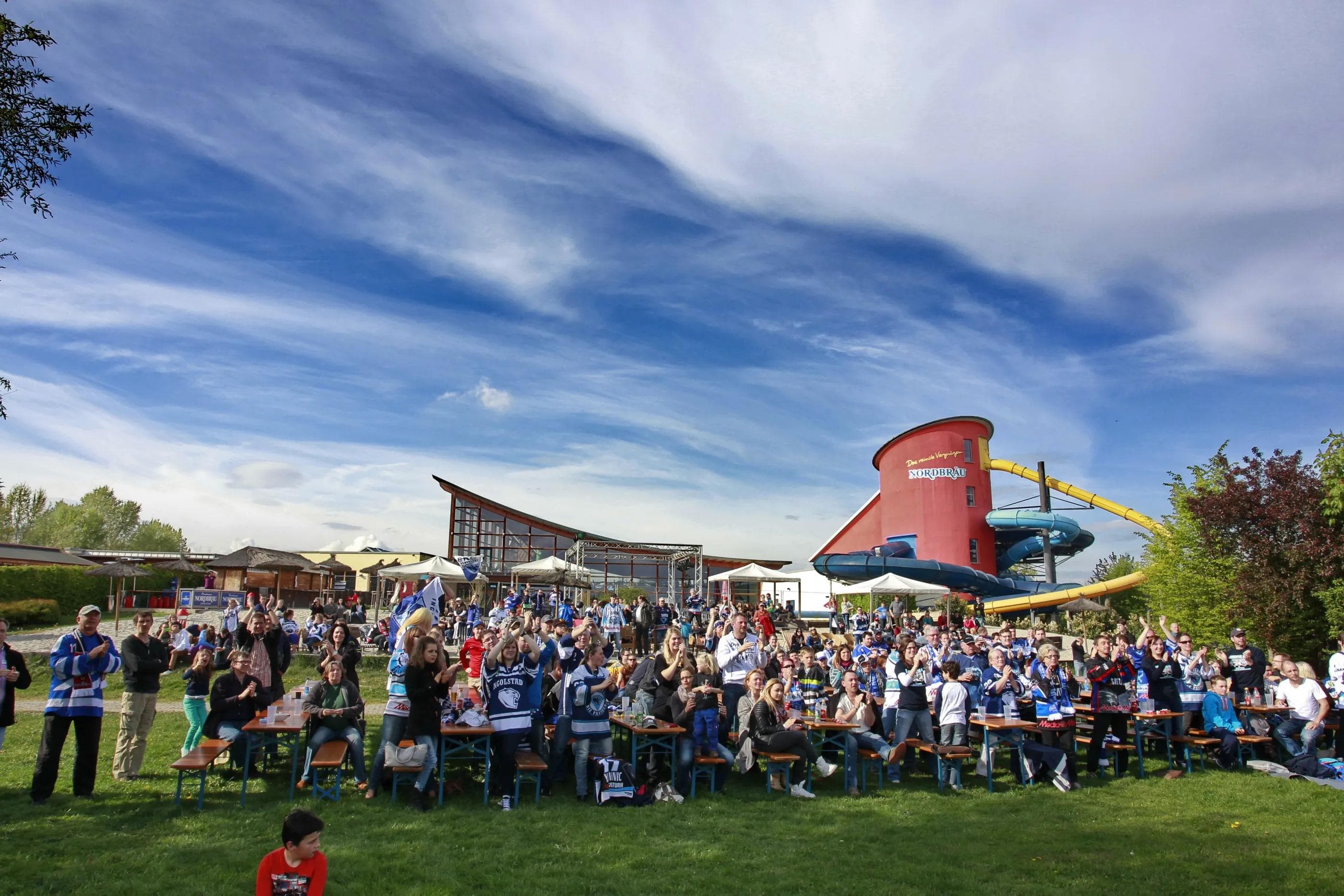 Mitfiebern im Finale mit anderen Panther-Fans, das ist auch beim Public Viewing im WONNEMAR Beach Club wieder möglich. Foto: Staron