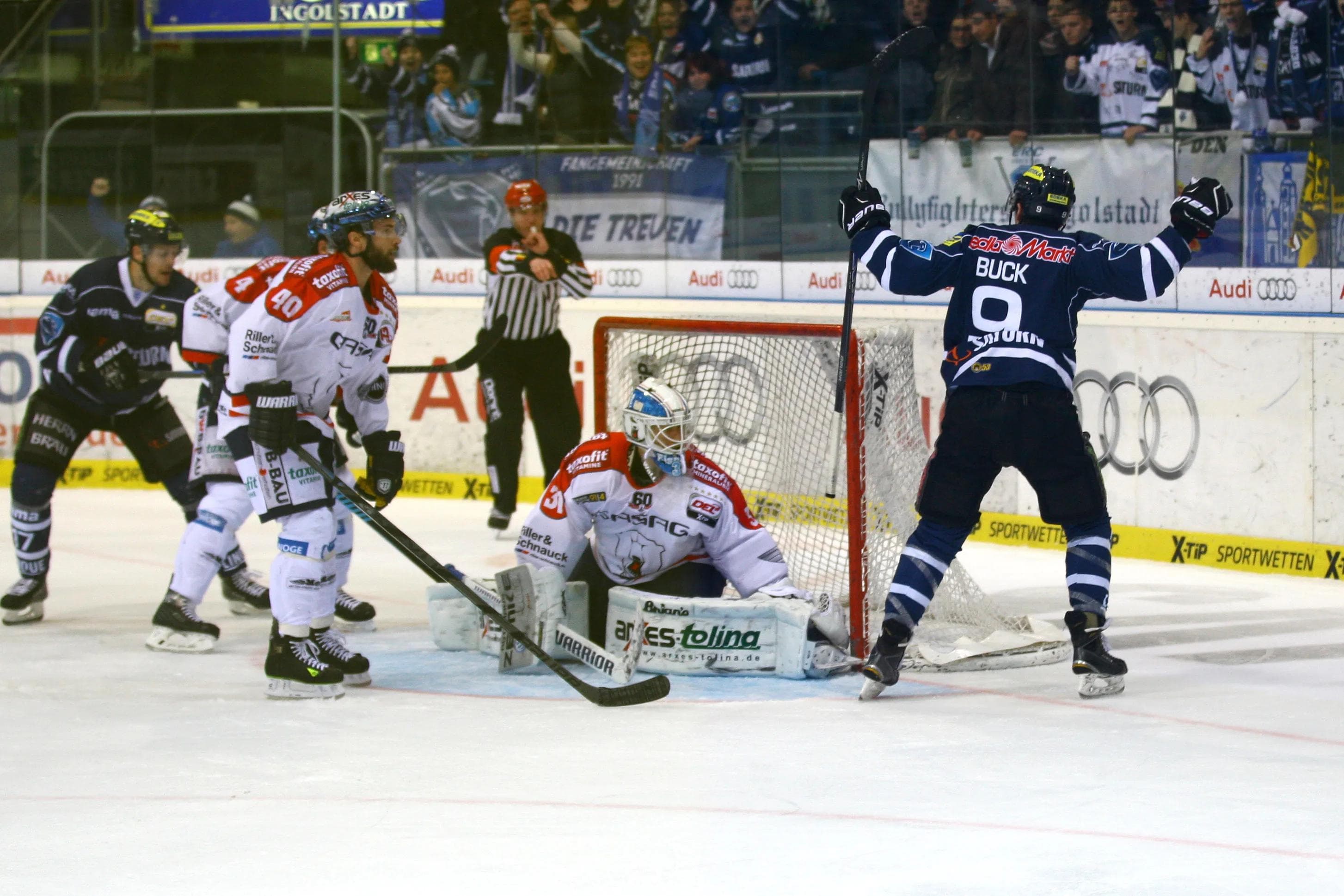 Brandon Buck erzielt das 4:3 - das Siegtor gegen Berlin. Foto: Adalbert Michalik / kbumm.de