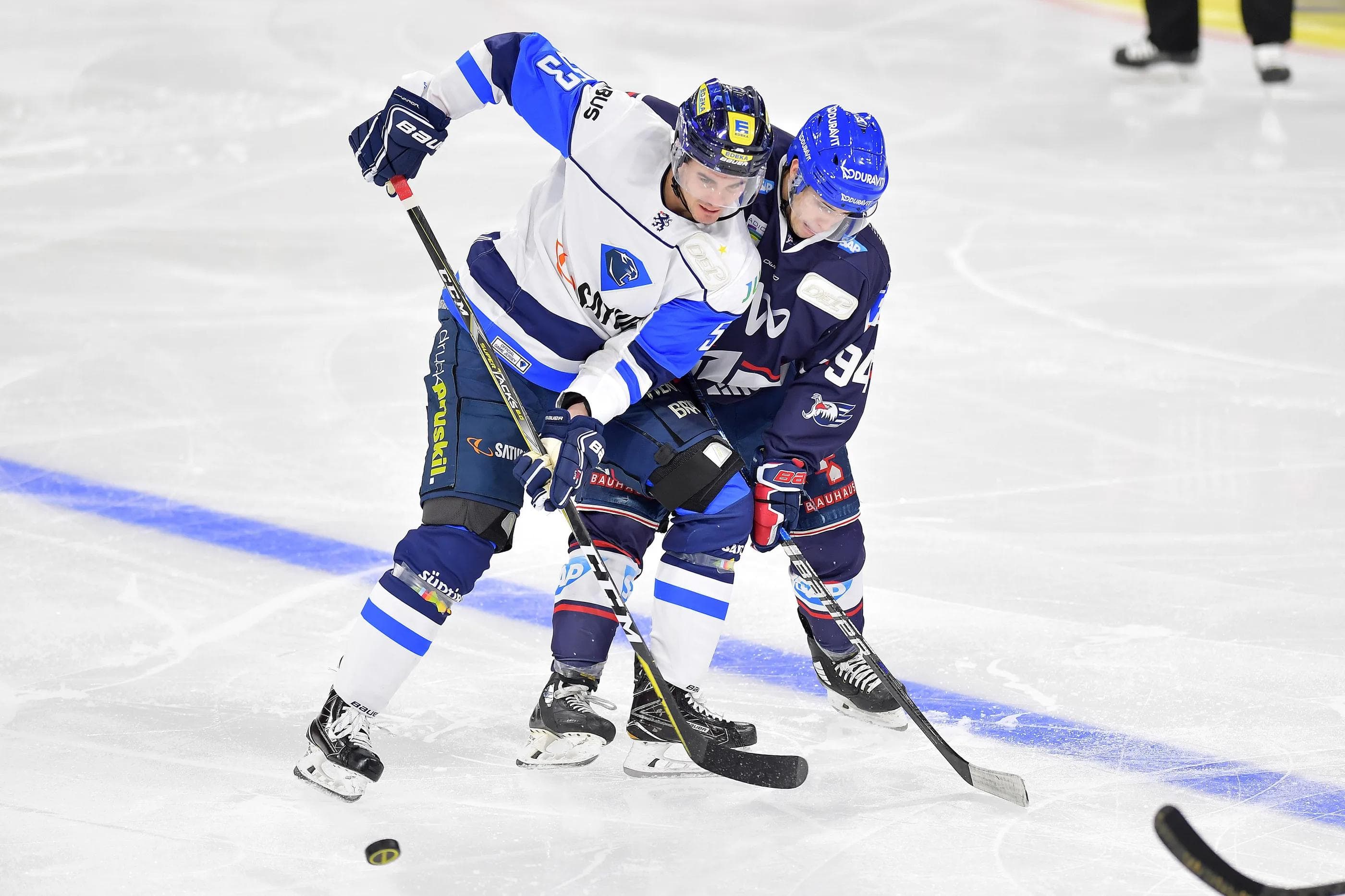 Brandon Mashinter (Nr.53, ERC Ingolstadt) und Phil Hungerecker (Nr.94, Adler Mannheim), Adler Mannheim gegen ERC Ingolstadt am 16.12.2018,
Foto: Johannes TRAUB / ST-Foto.de