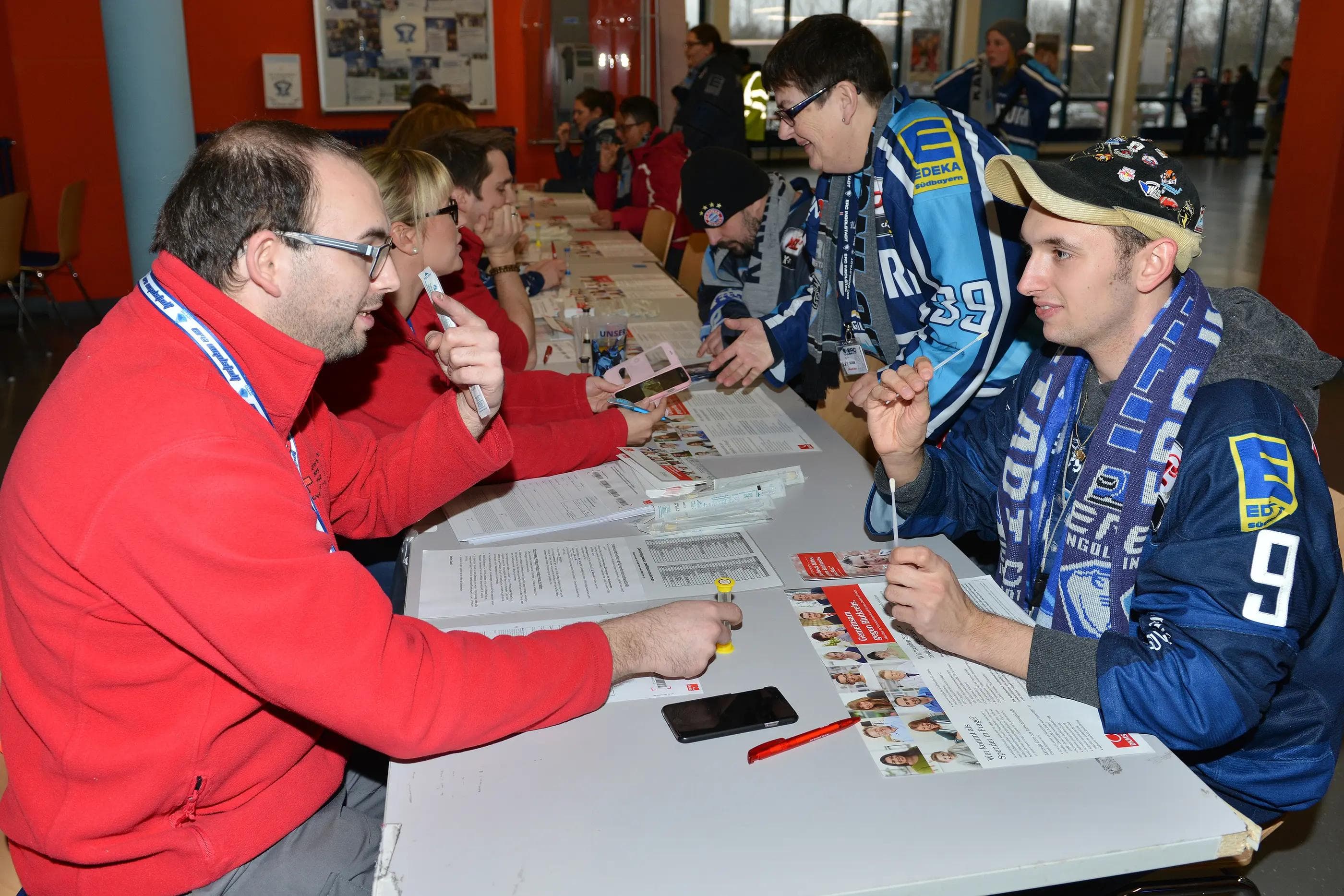 Die Kampagne "Powerplay gegen Blutkrebs" stieß in der Saturn Arena auf viel Interesse. Foto: ST-Foto.de / Johannes TRAUB