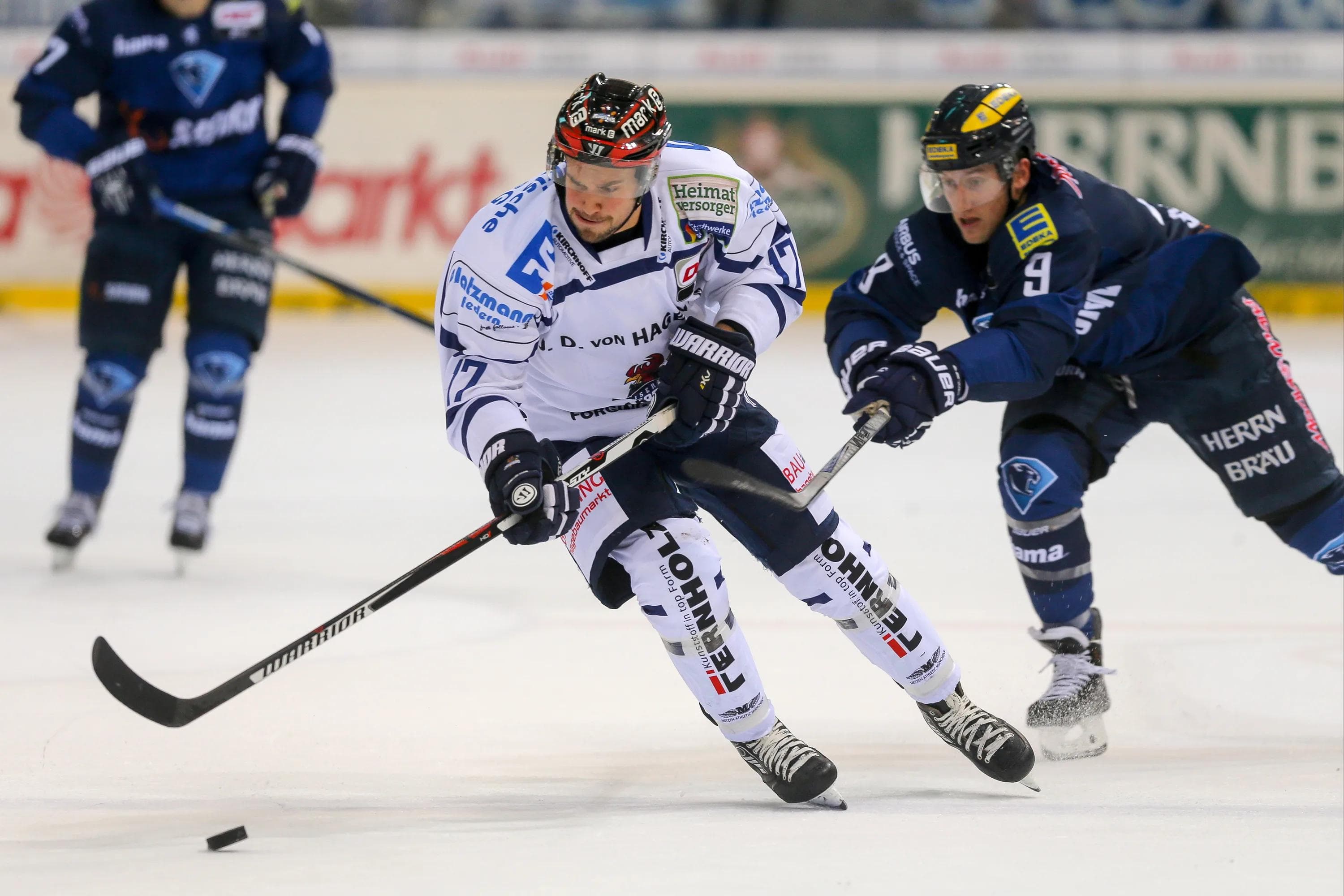 Iserlohn (links, Brooks Macek) und Ingolstadt (Brandon Buck) lieferten sich eine spannende Partie am Seilersee. Foto (Archiv): st-foto.de / Strisch