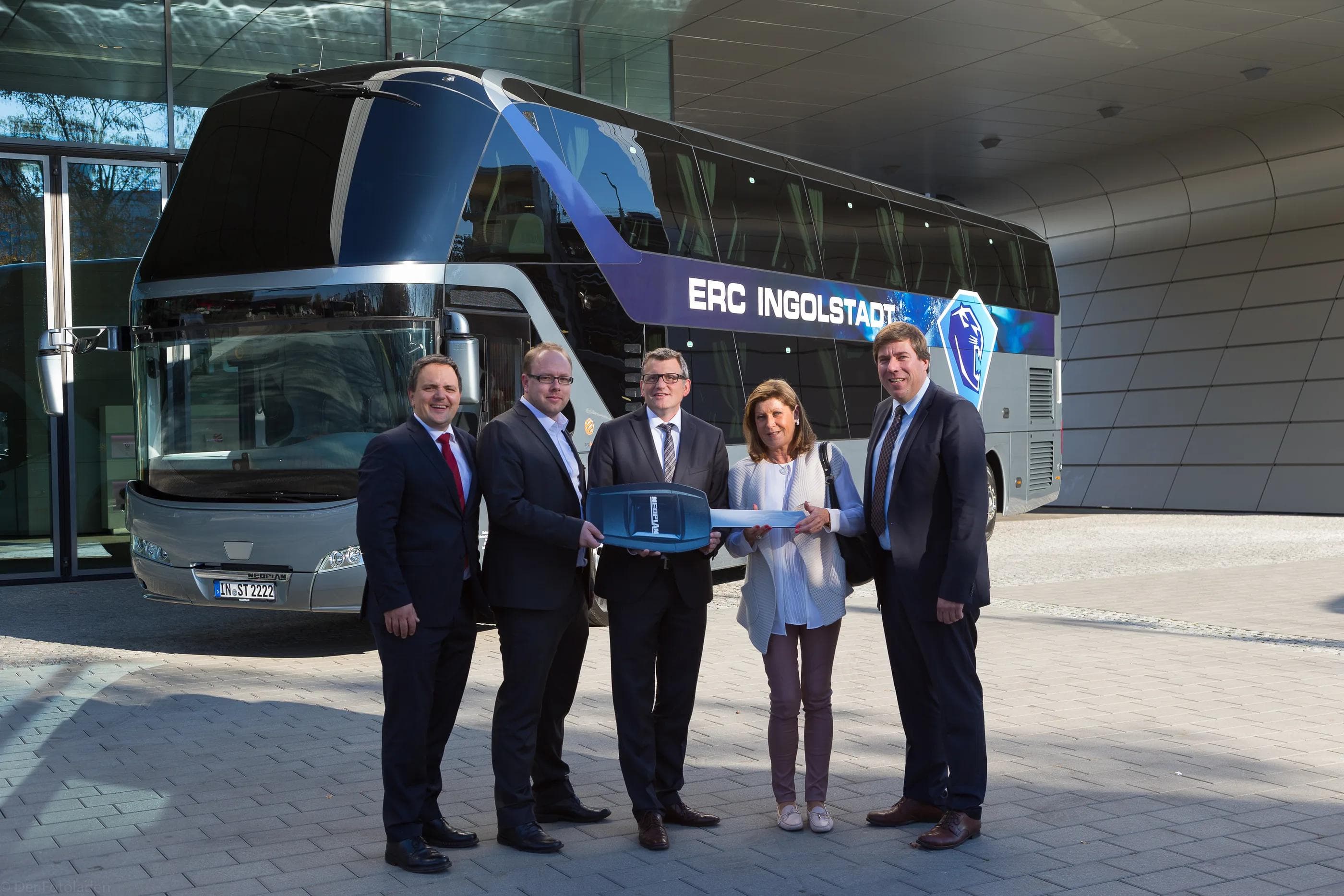 Symbolische Schlüsselübergabe: Christian Fischer (MAN Truck & Bus Deutschland GmbH), Claudius Rehbein (ERC Ingolstadt Eishockeyclub GmbH), Heiko Haumer (MAN Truck & Bus Deutschland GmbH), Monika Wallhäußer (Reisebüro Stempfl), Wolfgang Tyroller (MAN Truck
