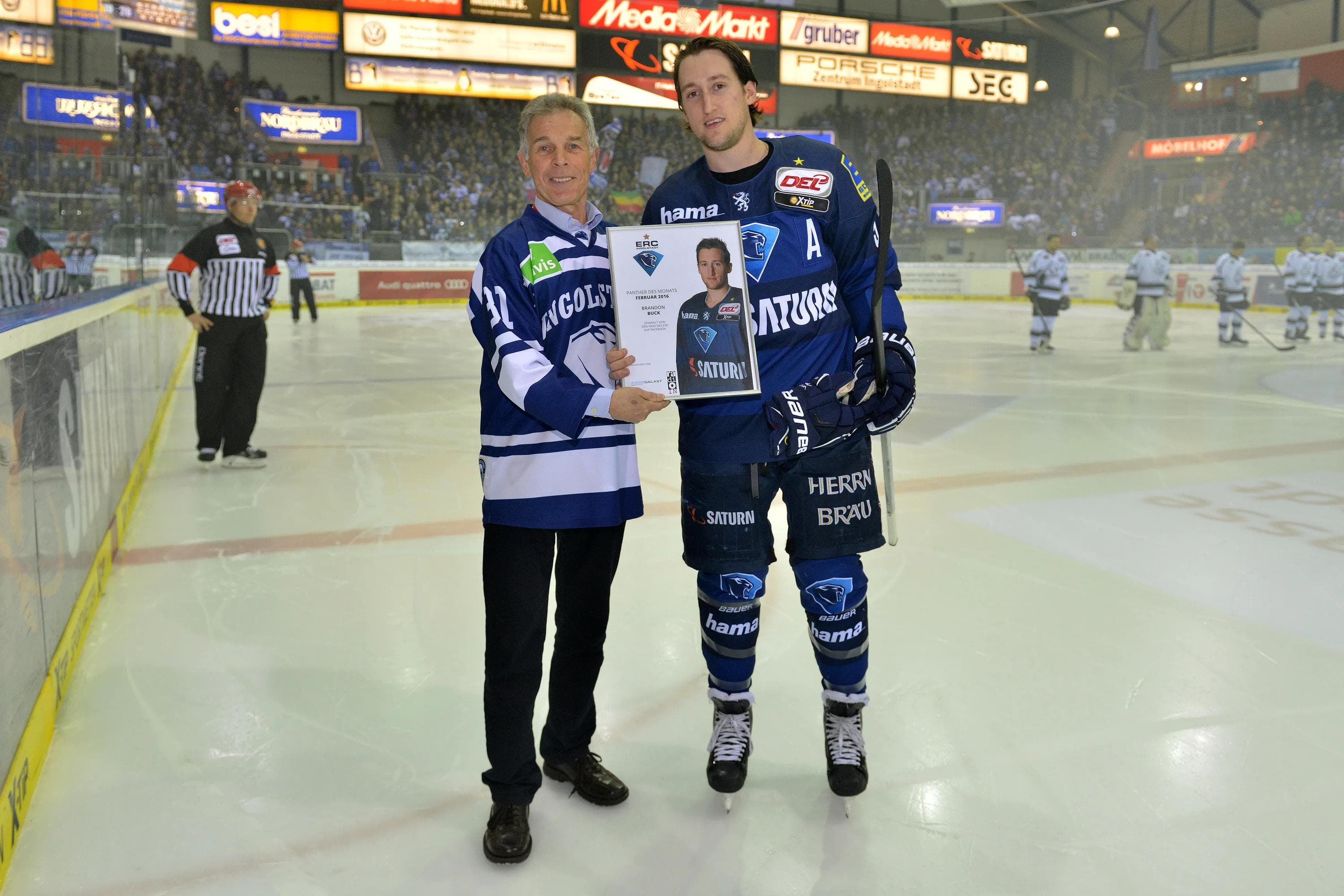 Zum zweiten Mal in dieser Saison erhielt Brandon Buck die Auszeichnung aus den Händen Hans Fischers. Foto: ST-Foto.de / Johannes TRAUB